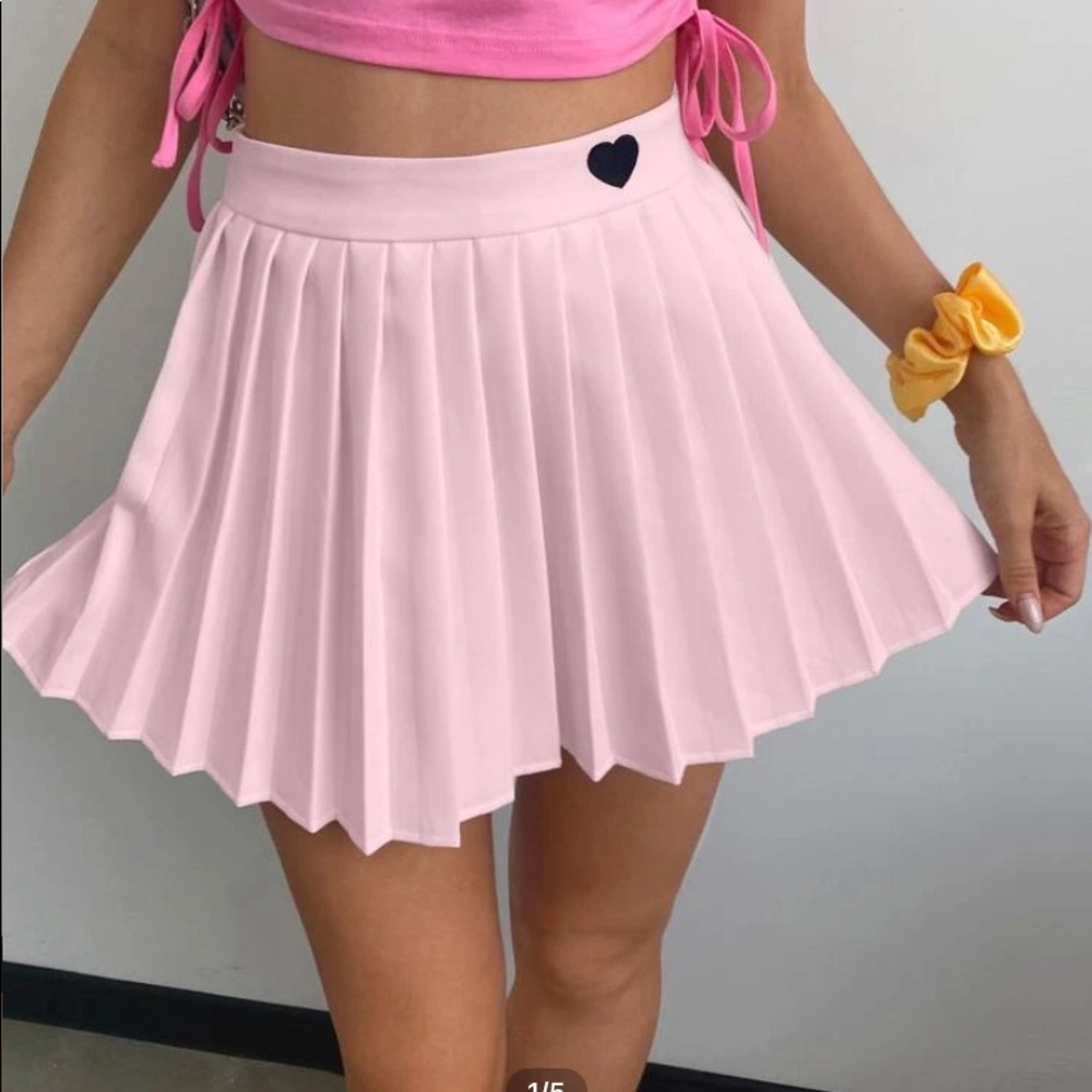 Heart print mini pleated skirt